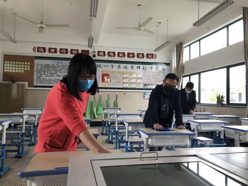 黨旗飄揚(yáng)下，黨員教師志愿服務(wù)為生命護(hù)航